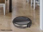 Ein Profi Care Roboter-Staubsauger auf einem Holzboden.