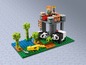 LEGO Minecraft Set mit Pandas, einem Baumhaus und einer Figur.