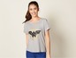 Ein graues T-Shirt mit einem Wonder Woman Logo.