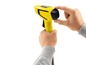Ein gelber Kärcher Hochdruckreiniger wird gehalten.