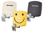 Drei TechniSat Satellitenschüsseln, eine mit einem Smiley-Design.