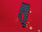 Schwarze Leggings mit weißem Weihnachtsmuster auf rotem Hintergrund