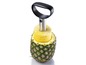 Eine Ananas mit einem Ananas-Kernentferner.