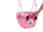 Ein rosa Baby-Sitz mit Minnie Mouse-Motiv und weißen Punkten.