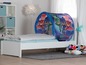 Ein weißes Bett mit einem PJ Masks Pop-up-Zelt.