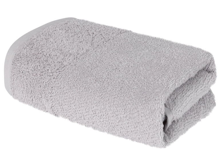 Ein gefaltetes, hellgraues Handtuch.