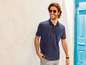 Mann mit Sonnenbrille und blauem Poloshirt