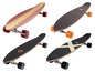 Vier verschiedene Longboards in verschiedenen Farben und Designs.