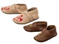Zwei Paar Babyschuhe mit Tiermotiven, ein Paar in Beige mit einem Fuchs und ein Paar in Braun mit einer Giraffe.