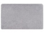 Eine graue, weiche und flauschige Badezimmermatte.