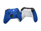 Zwei Xbox-Controller, einer blau und einer weiß.