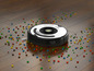 Ein Roomba-Roboterstaubsauger auf einem Holzboden mit M&M's