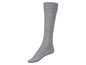 Graue Wollsocken über dem Knie.