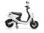 Weißer E-Scooter mit Bosch-Motor.