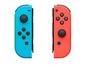 Zwei Nintendo Switch Joy-Con-Controller, einer blau und einer rot.