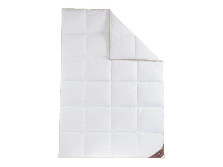 Eine weiße Daunendecke mit beigefarbener Paspel.