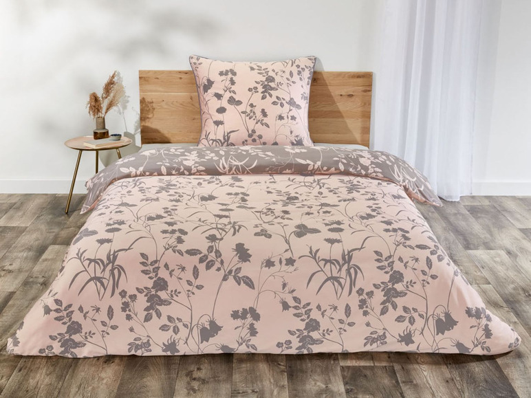 Ein rosa Bettbezug mit grauem Blumenmuster