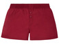 Rote Boxershorts mit Knöpfen.