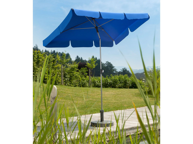 Ein blauer Sonnenschirm auf einer Holzterrasse.