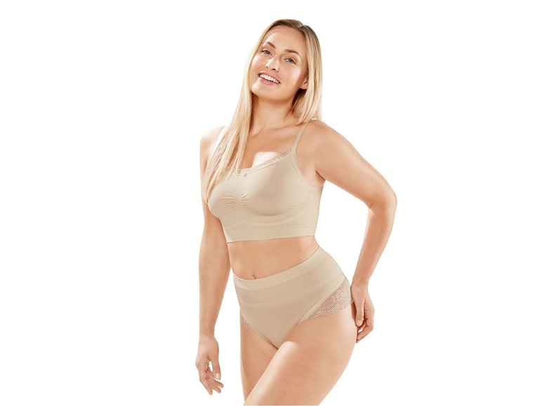 Eine Frau trägt einen beigen BH und Slip.