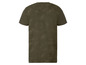 Ein grünes T-Shirt mit Camouflage-Muster.