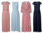 Vier lange Kleider: rosa mit Spitze, hellblau, rosa mit Blumen und dunkelblau mit Spitze.