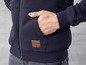 Ein dunkelblauer Reißverschluss-Pullover mit dem Logo 'Wilderness Mountain Adventure'.