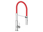 Ein moderner Küchenwasserhahn mit einem roten ausziehbaren Schlauch.