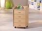 Ein Holzschrank mit vier Schubladen und Rollen