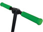 Grüner Lenker mit schwarzem Vorbau für einen Scooter.