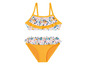 Gelber Bikini mit einem weißen Muster aus Fischen und Muscheln