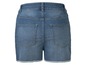 Blaue Jeans-Shorts mit Fransen am Saum.