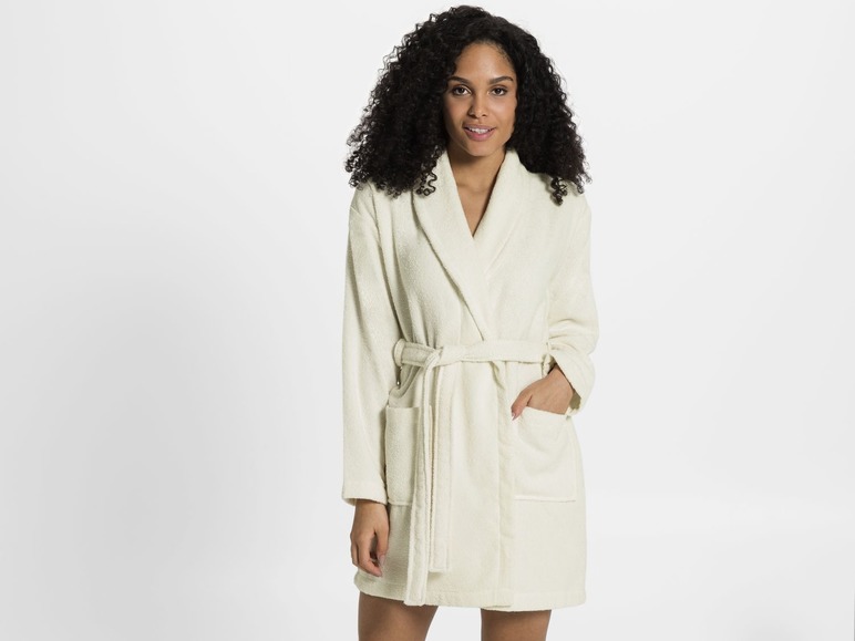Eine Frau in einem weißen Bademantel.