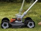 Ein Black+Decker Rasenmäher mit Rädern auf Gras