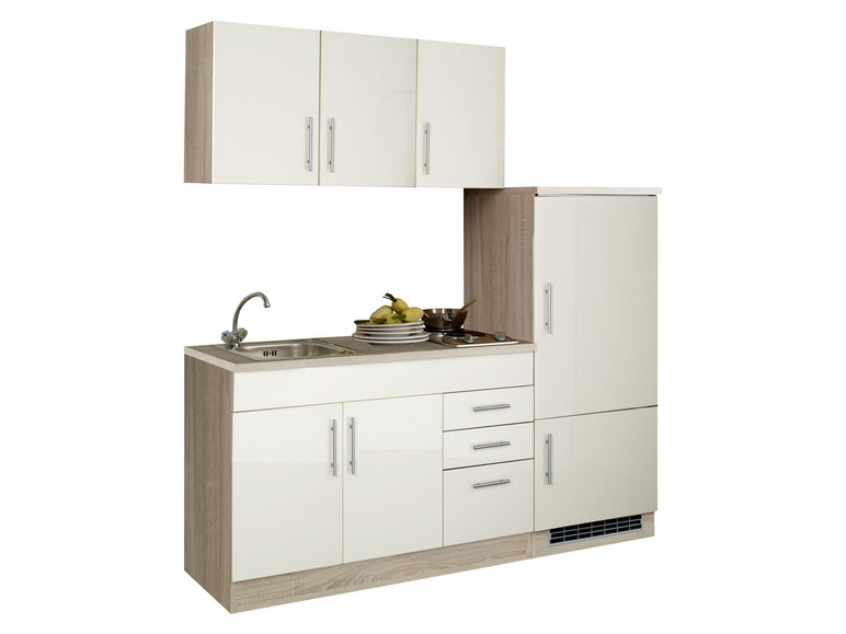 Weiße Küchenschränke mit Spüle, Herd und Kühlschrank.