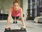 Eine Frau macht Liegestütze mit einem Push-up Board.