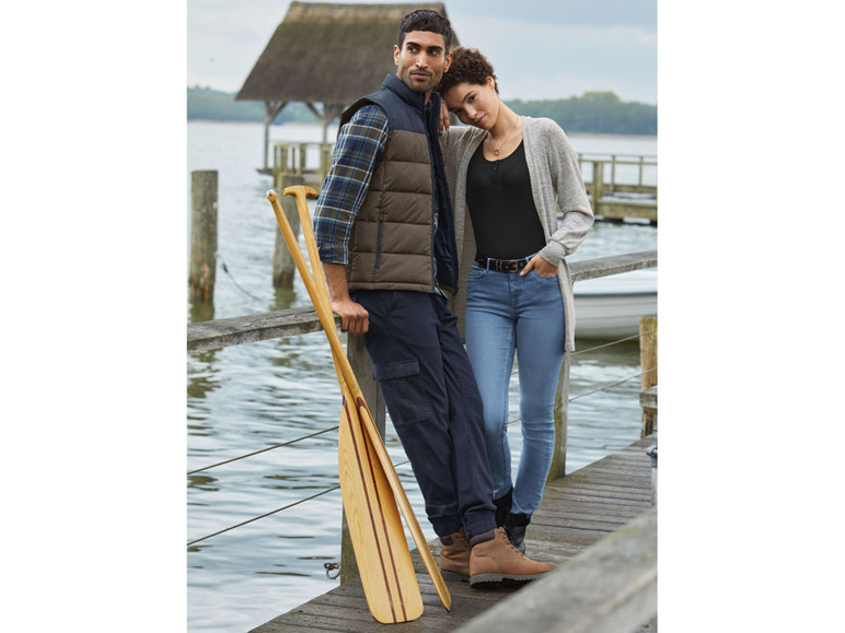 Ein Mann und eine Frau in Freizeitkleidung stehen auf einem Holzsteg.