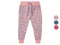 Rosa Jogginghose mit Blumenmuster.