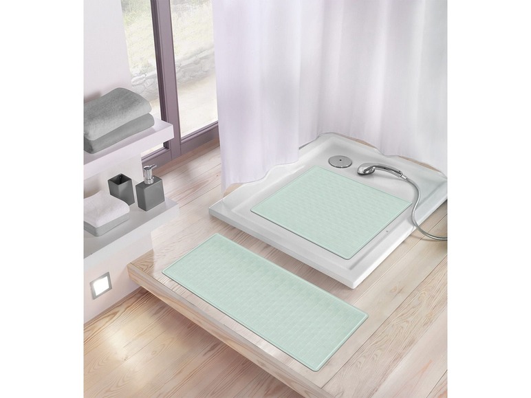 Mintgrüne Badezimmermatten für die Dusche und den Boden.