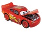 Ein rotes Spielzeugauto von Lightning McQueen mit geöffneter Motorhaube.