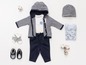 Baby-Kleidungsset mit gestreiftem Pullover, Hose, Mütze und Socken.