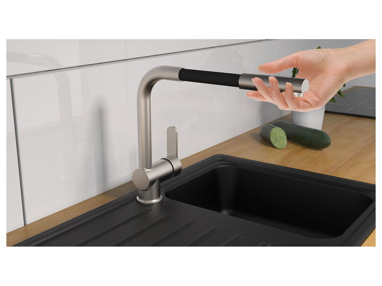 Eine moderne Küchenarmatur mit einem schwarzen Spülbecken.