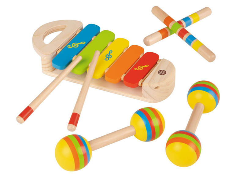 Ein Holz-Xylophon, Maracas und Xylophon-Schlägel.