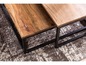Zwei Holz-Couchtische mit Metallgestellen.