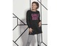Ein Mädchen trägt einen schwarzen Pullover mit dem Aufdruck 'Girls Rule' und graue Leggings.