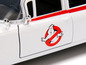 Ein weißer Ghostbusters-Wagen mit dem Ghostbusters-Logo.