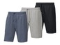 Drei Paar kurze Jogginghosen in Blau, Grau und Schwarz.
