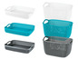 Drei Aufbewahrungskörbe aus Kunststoff in Weiß, Grau und Türkis mit einem geflochtenen Muster.