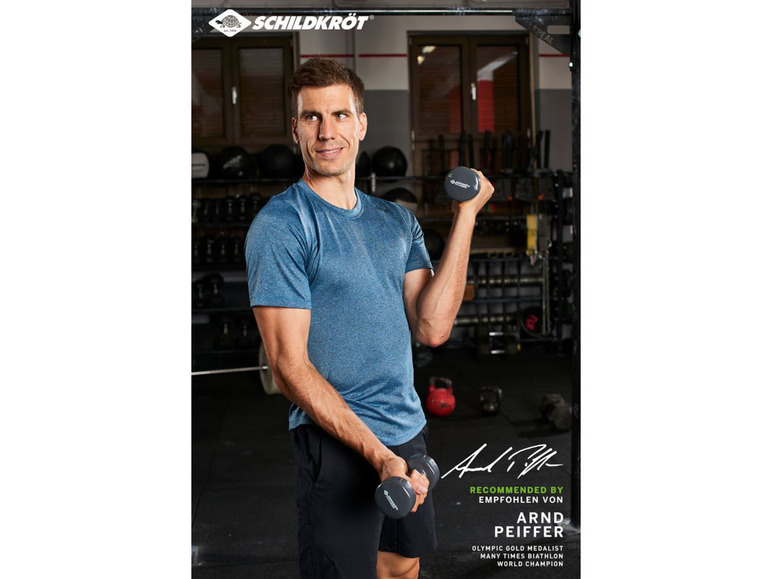 Mann mit Gewichten im Fitnessstudio, empfohlen von Olympiasieger Arnd Peiffer