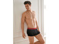 Mann in schwarzen Boxershorts mit rotem Bund.
